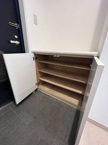 玄関　同間取り違う階のお部屋、玄関シューズボックス