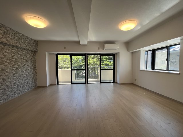 居室・リビング　同間取り違う階のお部屋、２面採光のリビングダイニング