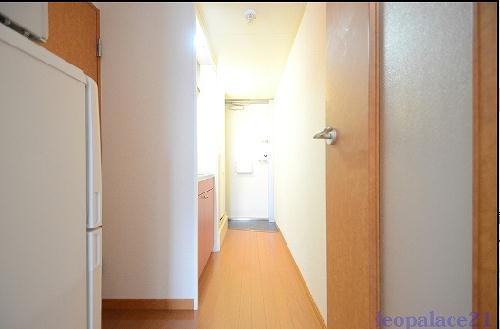 玄関　備品や設備仕様は号室等により異なります現地をご確認下さい。