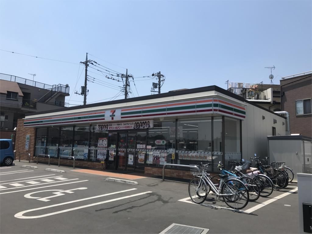 コンビニ　セブンイレブン（コンビニ）まで735m
