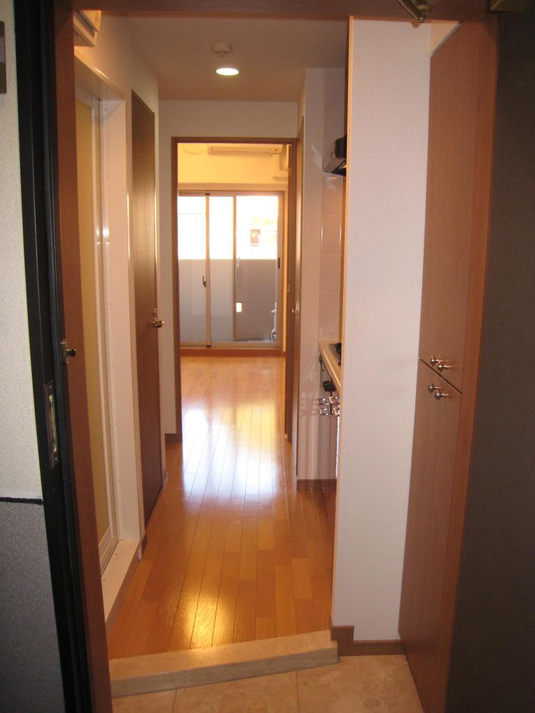 玄関　玄関には人感センサー付き照明がついています