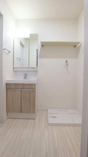 洗面設備　ゆったりとスペースのある洗面所