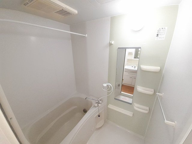 バス・シャワールーム　落ち着いた空間のお風呂です