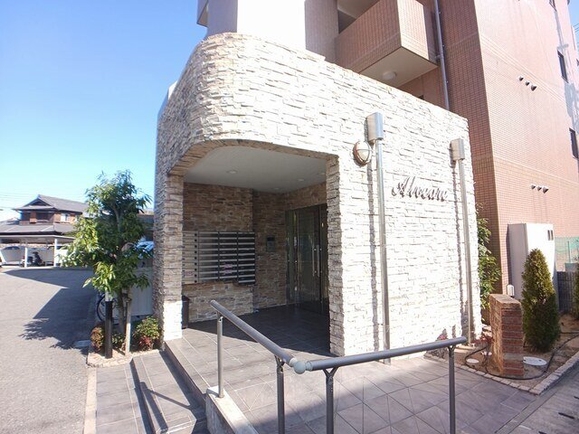 エントランス　落ち着いたエントランスです