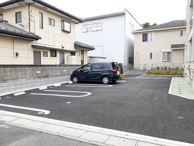 駐車場　駐車場に車を止められます