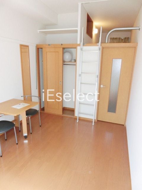 居室・リビング　1階はフローリング、2階はじゅうたん張りです