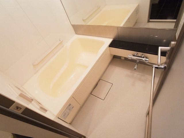 バス・シャワールーム　☆ゆったり入れる追い焚きバス☆