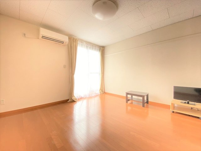 居室・リビング　白基調の落ち着いた室内