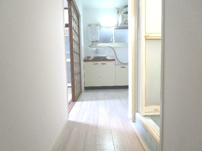 玄関　玄関を開けると・・。