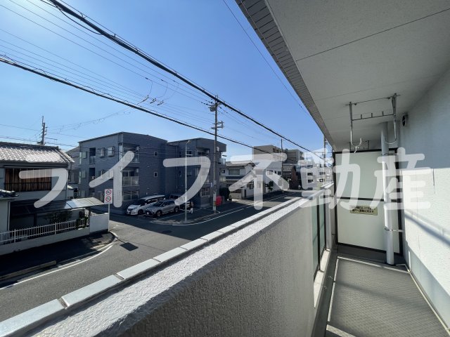 バルコニー　暖かな日差しのふりそそぐバルコニー