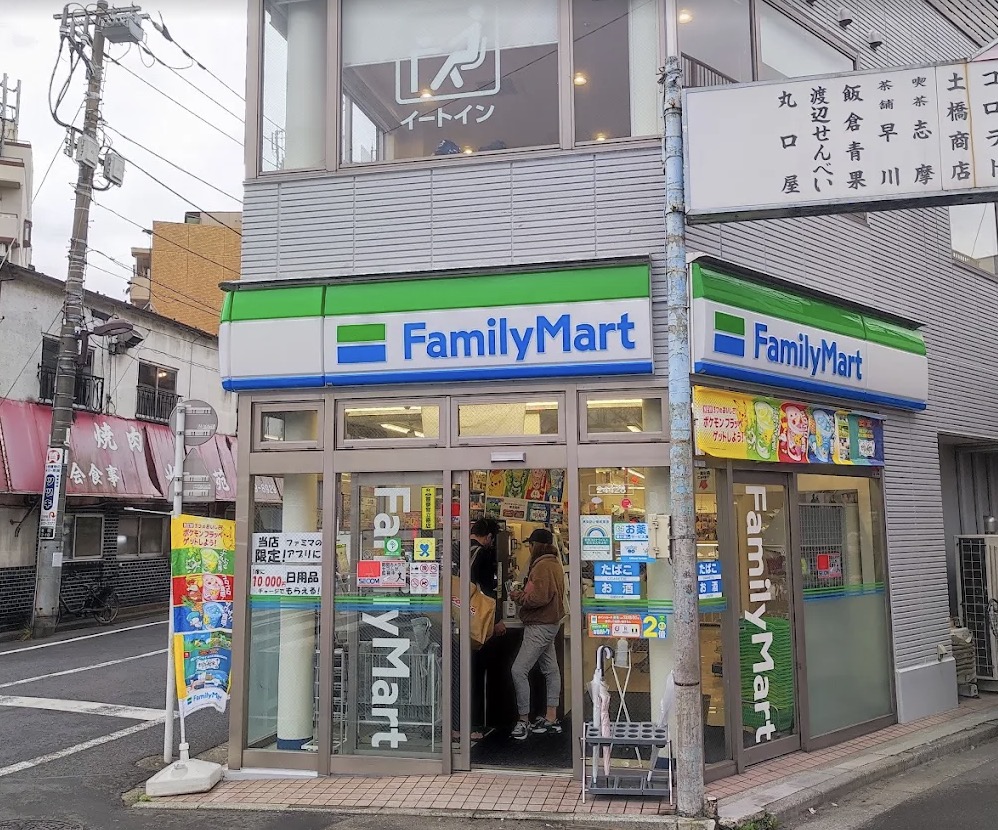 コンビニ　ファミリーマート鐘ヶ淵駅前店（コンビニ）まで109m