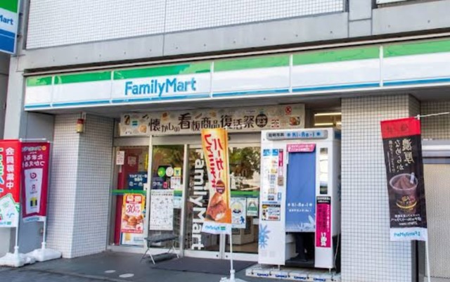 コンビニ　ファミリーマート初台駅北口店（コンビニ）まで990m