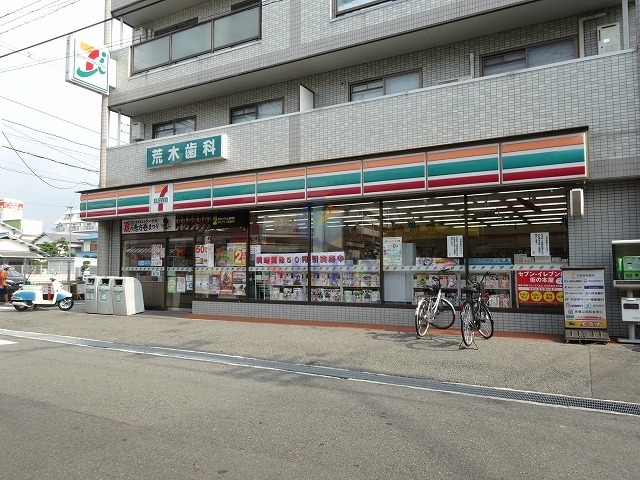 コンビニ　セブンイレブン（コンビニ）まで104m