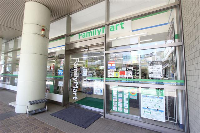 コンビニ　ファミリーマート（コンビニ）まで518m