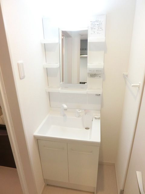 洗面設備　欠かせない独立洗面台です。