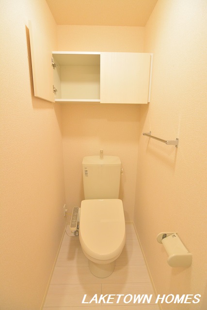 トイレ　上部に収納のある温水洗浄便座付のトイレです。