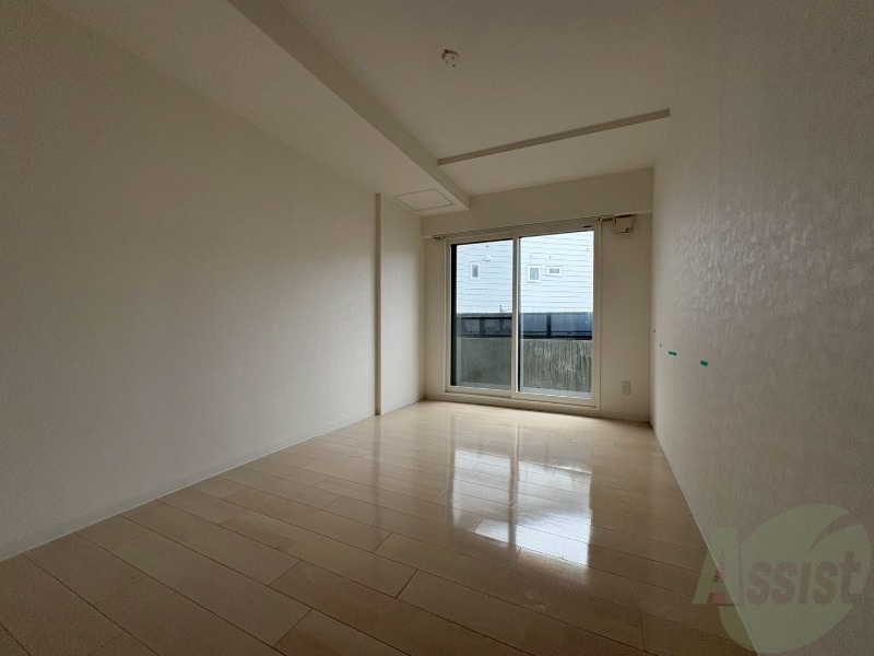 その他部屋・スペース　寝室はこちらです。光が差し込む、温かみのあるお部屋です。