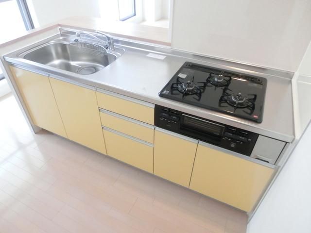 キッチン　グリル付ガス３口システムキッチン。