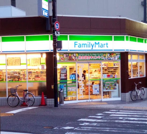 コンビニ　ファミリーマート 天王寺堀越町店（コンビニ）まで61m