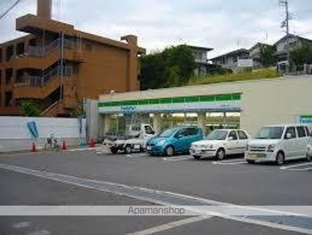 コンビニ　ファミリーマート（コンビニ）まで1057m