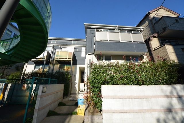 建物外観　★駅徒歩１０分ほど★