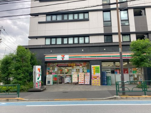 コンビニ　セブンイレブン（コンビニ）まで447m