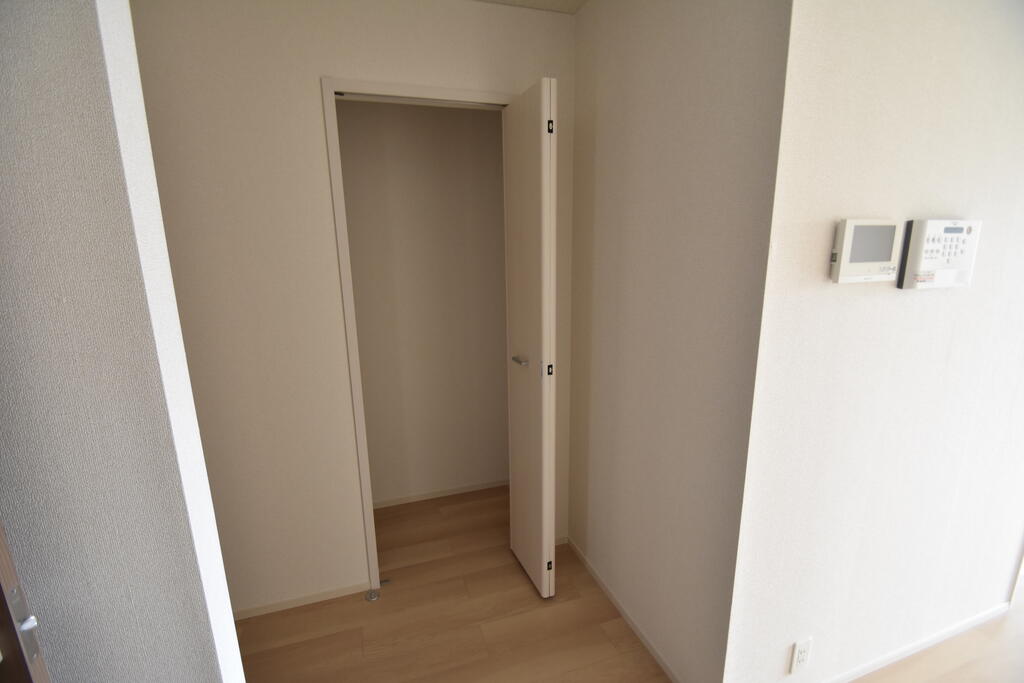 収納　キッチン横に収納付いています。