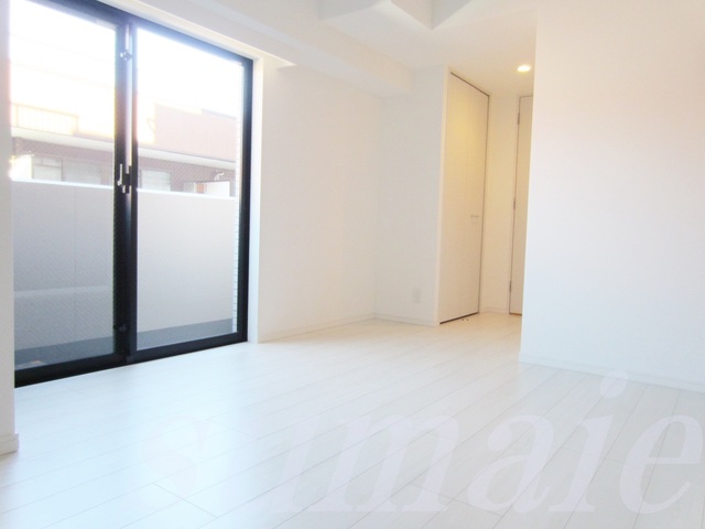 居室・リビング　大きな窓から日が入る明るいお部屋です！