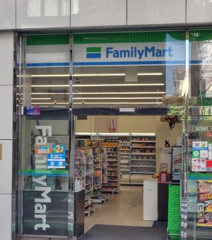 コンビニ　ファミリーマート幡ヶ谷駅南店（コンビニ）まで135m