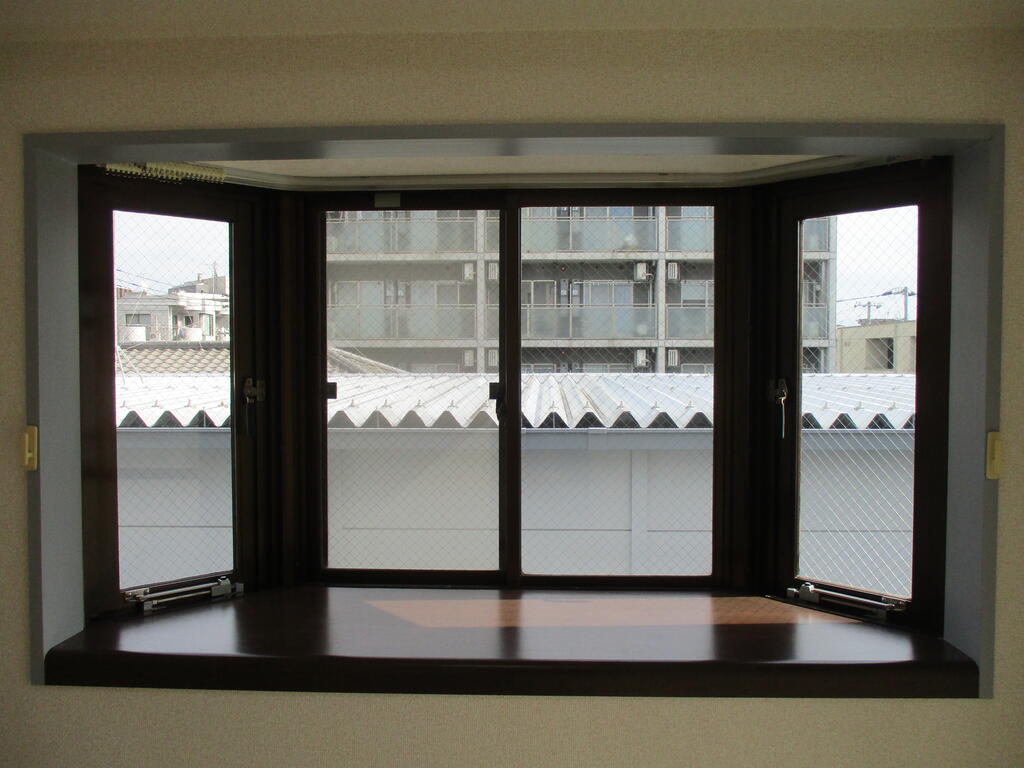 居室・リビング　出窓付角部屋です。
