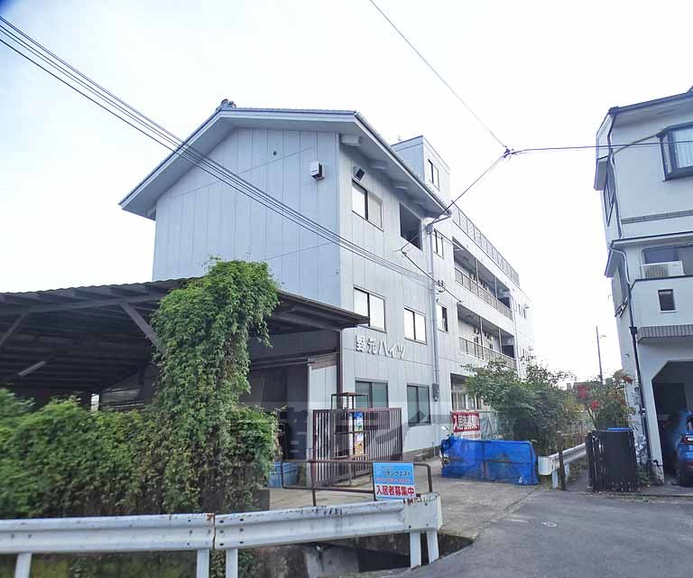 【京都市右京区太秦野元町のマンションの建物外観】