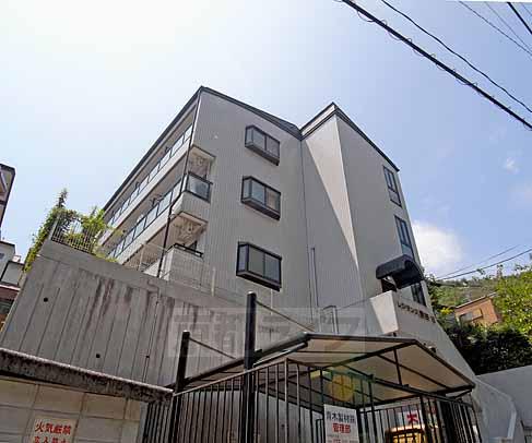 京都市北区大北山原谷乾町のマンションの建物外観