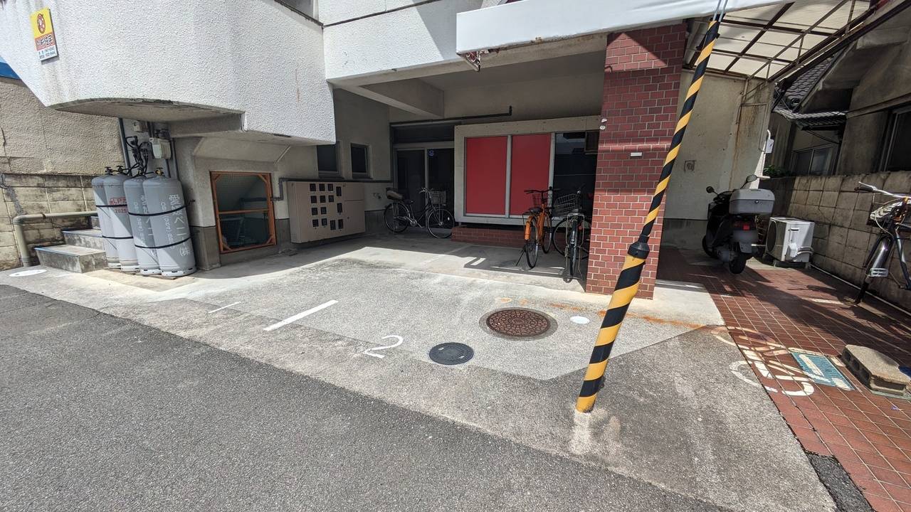 【松山市土居田町のマンションの駐車場】