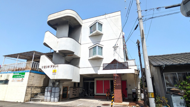 松山市土居田町のマンションの建物外観