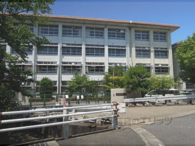 【奈良市西大寺赤田町のマンションの中学校】