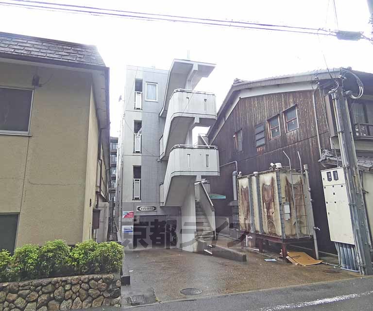 京都市伏見区三栖町３丁目のマンションの建物外観