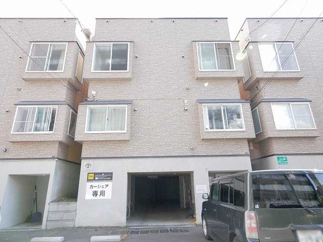 札幌市東区北十三条東のアパートの建物外観