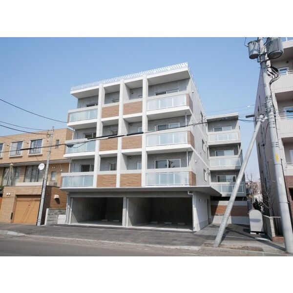 札幌市中央区南二十三条西のマンションの建物外観