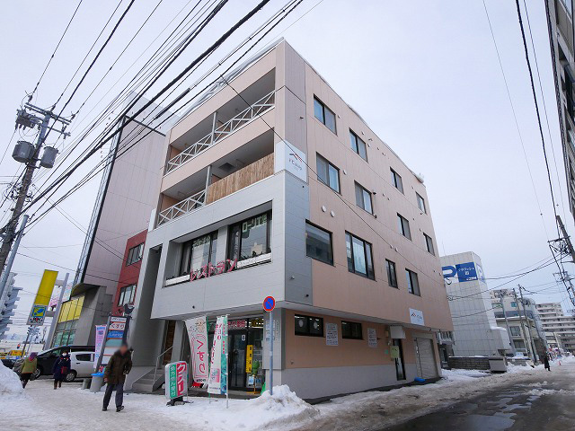 札幌市東区北二十四条東のマンションの建物外観