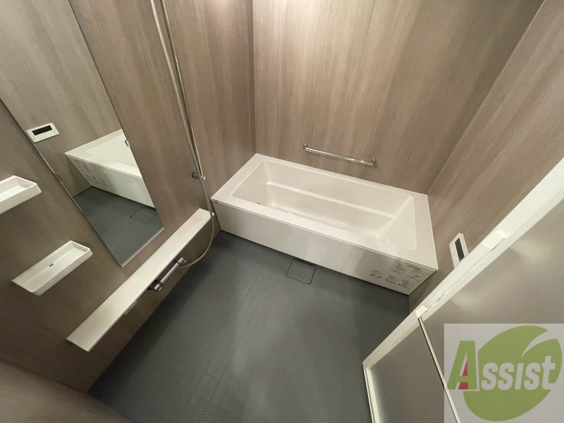 バス・シャワールーム　お風呂です。広々したバスでゆっくりくつろげます。