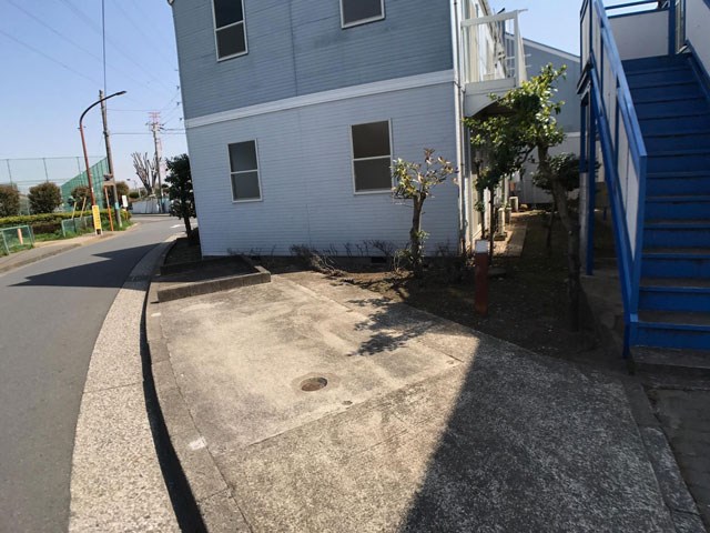 【府中市西府町のアパートの駐車場】