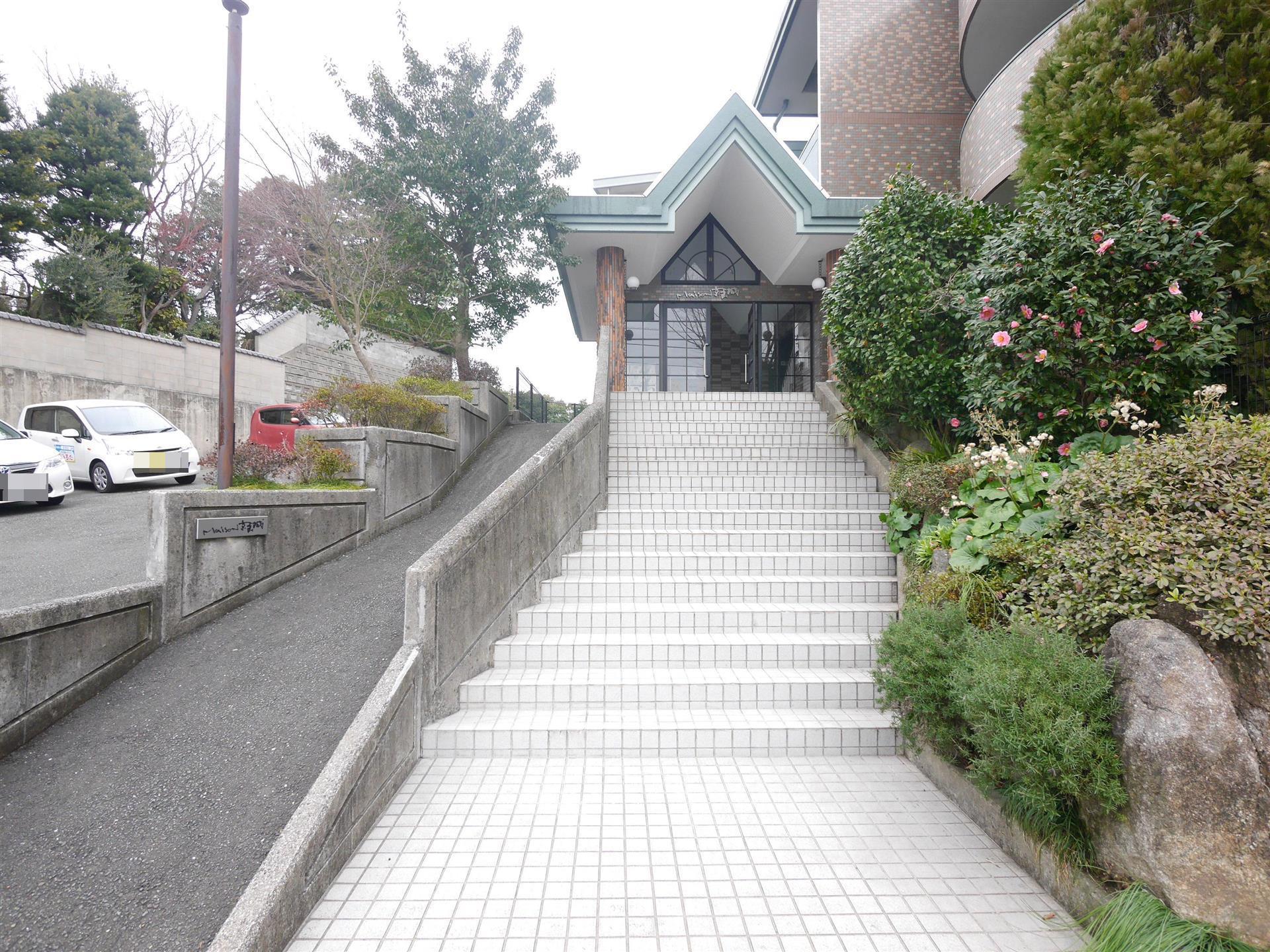 【北九州市八幡西区京良城町のマンションのエントランス】