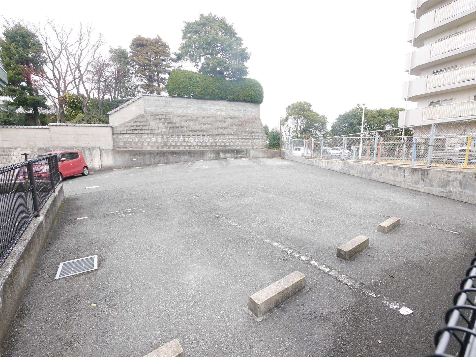 【北九州市八幡西区京良城町のマンションの駐車場】