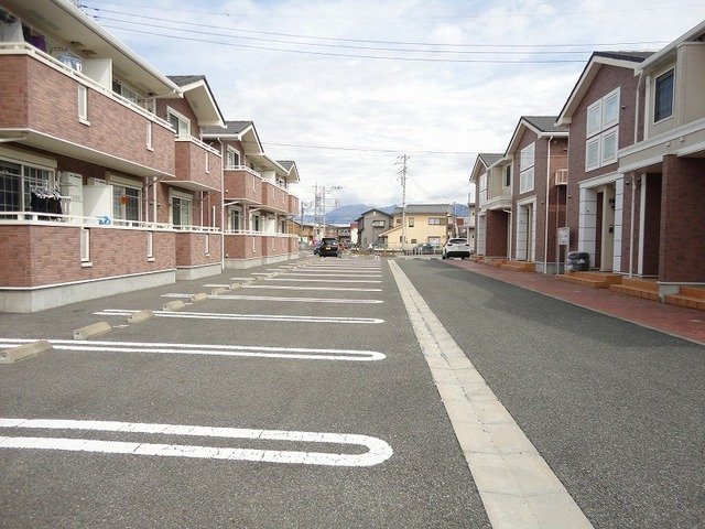 【甲府市大里町のアパートの駐車場】