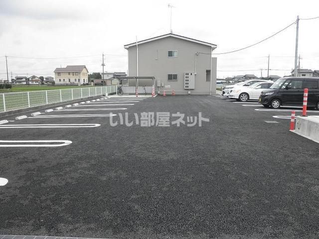 【グラース　クローVの駐車場】