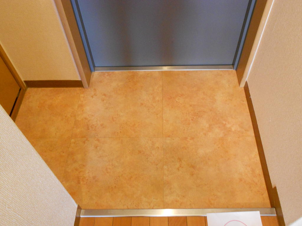 玄関　同タイプ・同モデルを使用