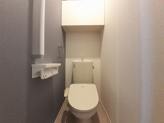 トイレ　落ち着いた色調のトイレです