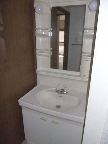 洗面設備　キレイな独立洗面台です