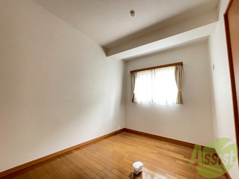 その他部屋・スペース　こちらは洋室を撮影しました。寝室にしましょう。