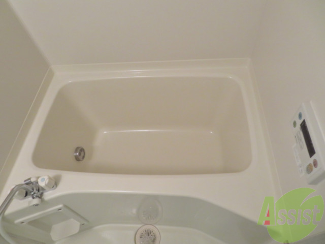 バス・シャワールーム　お風呂です。追い炊き機能が付いていてありがたいですね。